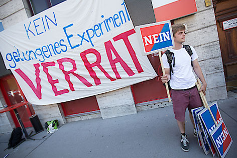 SPÖ Jugend protestiert mit Plakat gegen Koalition SPÖ-FPÖ im Burgenland