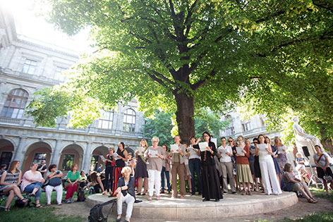 Aufführung im Innenhof der Universität Wien