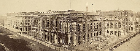 Der Bau der Hofoper an der Wiener Ringstraße, aufgenommen 1865
