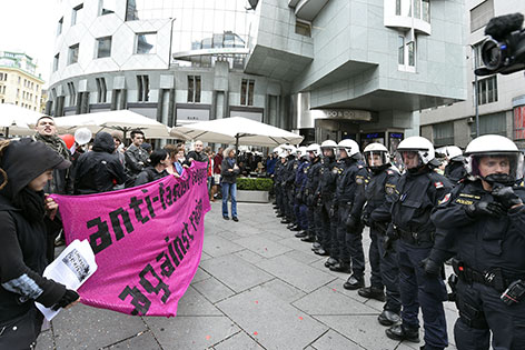 Polizisten bei Demonstration in der Wiener Innenstadt