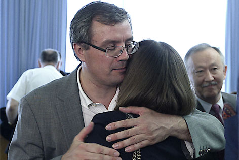 Koschljak umarmt seine Frau, im Hintergrund Mussajew