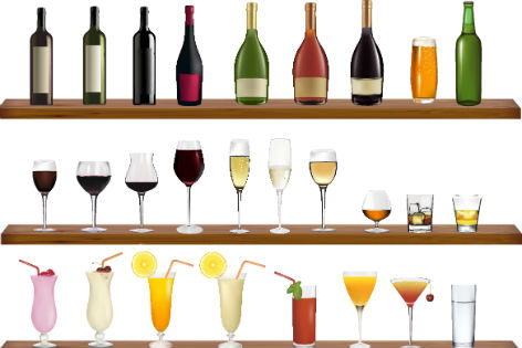 Flaschen und Gläser mit Alkohol