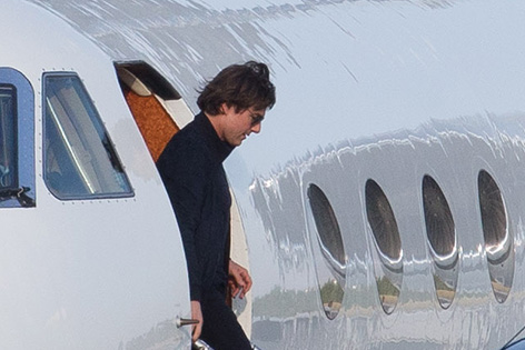 Tom Cruise steigt aus Flugzeug