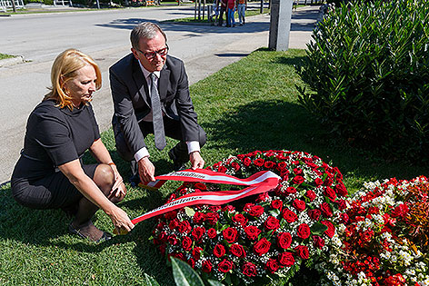 Nationalratspräsidentin Doris Bures (SPÖ) und der Zweite Nationalratspräsident Karlheinz Kopf (ÖVP) am Grab von Nationalratspräsidentin Barbara Prammer.