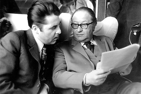 Heinz Fischer (l.) und Bruno Kreisky im Zug auf einer Wahlkampfreise Richtung Westen, ca. 1970.