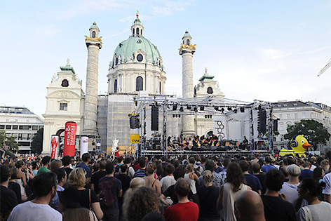 The Vegetable Orchestra, am Donnerstag, 23. Juli 2015, während eines Konzertes auf der Seebühne am Karlsplatz im Rahmen des 6. Wiener Popfests