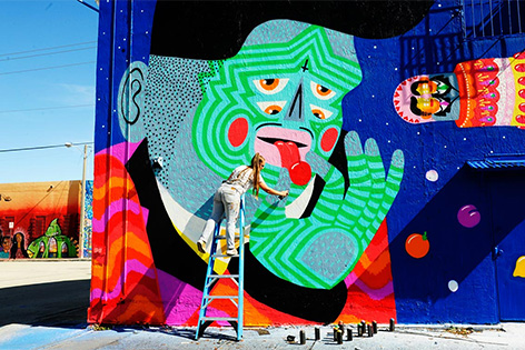 Das Graffiti und Street Art Festival „Calle Libre“ in Wien. Im Bild: DieKünstlerin KASHINK bei der Arbeit