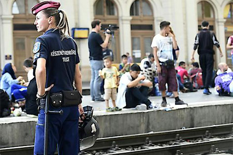 Flüchtlinge auf einem Bahnsteig in Budapest