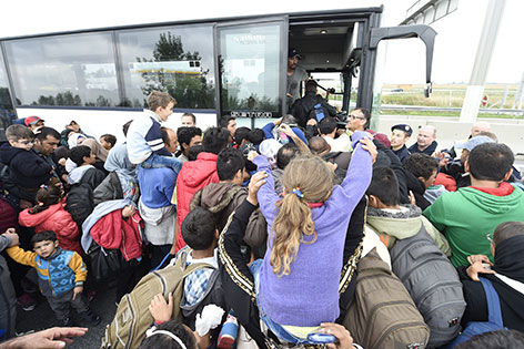 Flüchtlinge drängen sich vor Bus nach Wien