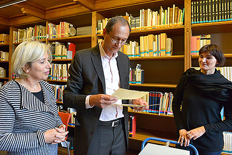 Kulturstadtrat Andreas Mailath-Pokorny (SPÖ) mit der Leiterin der Wienbibliothek, Sylvia Mattl-Wurm und Kyra Waldner aus der Handschriftensammlung