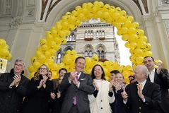 Der Wiener ÖVP-Chef Manfred Juraczka und Familienministerin Sophie Karmasin während der Abschlusskundgebung der Wiener ÖVP  am Donnerstag, 08. Oktober 2015, in Wien