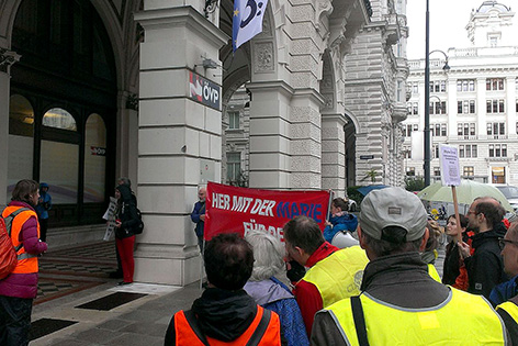 Die Konsumentenschützer des VKI haben am Donnerstag, 8. Oktober 2015, neben der SPÖ-Zentrale auch vor der ÖVP-Parteizentrale demonstriert