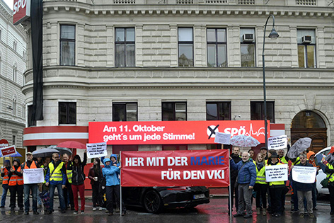 Die Konsumentenschützer des VKI haben am Donnerstag, 8. Oktober 2015, neben der ÖVP-Zentrale auch vor der SPÖ-Parteizentrale demonstriert