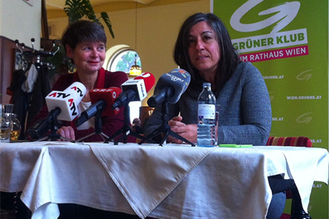 Die neue Grüne Bezirksvorsteherin Silvia Nossek (L) und Vizebürgermeisterin Maria Vassilakou