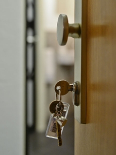Ein Schlüssel im Schlüsselloch öffnet eine Wohnung