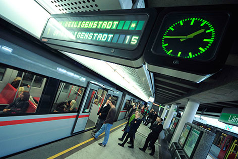 Uhr auf U-Bahn-Bahnsteig