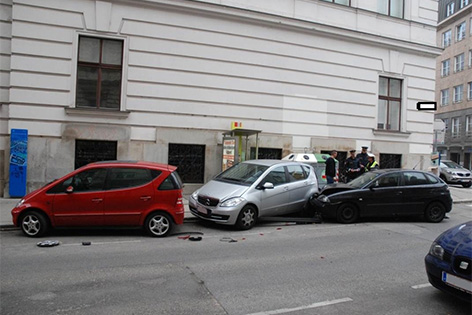 Mann kracht gegen geparktes Auto. Im Bild die Unfallstelle