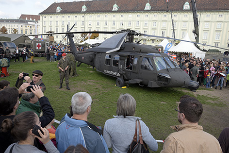 Besucher der Leistungsschau amNationalfeiertag auf dem Wiener Heldenplatz