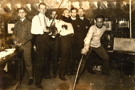 Die schlagende jüdische Studentenverbindung Emunah in ihrem Clublokal in der Servitengasse um 1925