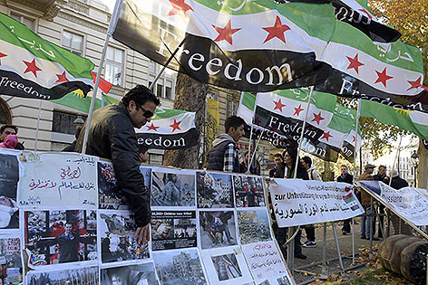 Demonstranten mit syrischen Fahnen
