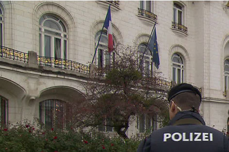 Polizist vor französischer Botschaft in Wien