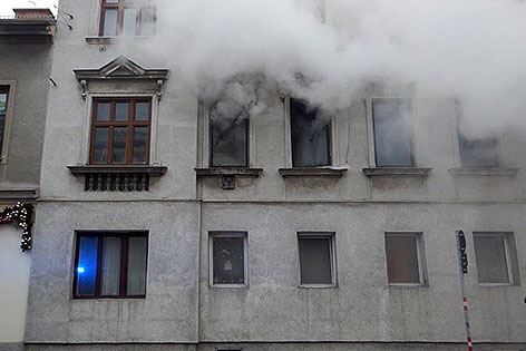 Rauch aus Fenstern in Wien-Donaustadt