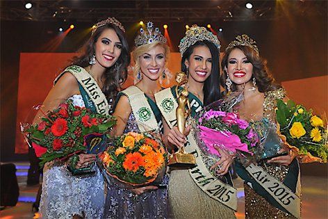Miss Fire,Thiessa Veloso aus Brasilien, Miss Water, Brittany Ann Payne aus den USA, Miss Earth 2015, Angelia Ong von den Philippinen sowie Miss Air, Dayanna Grageda