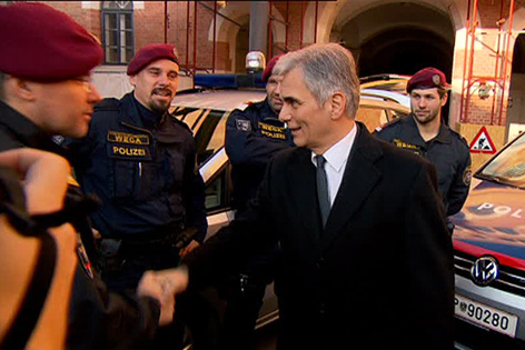 Bundeskanzler Werner Faymann (SPÖ) im Rahmen eines Besuches der Polizei in der Rossauer-Kaserne am Freitag, 25. Dezember 2015 in Wien