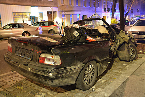 Zwei 17-Jährige sind am Sonntag, 20. Dezember 2015, in Wien-Ottakring mit ihrem Auto von der Straße abgekommen. Im Bild: Das Unfallauto