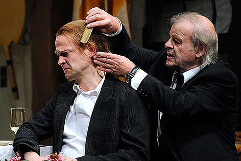 Dietmar König und Roland Kenda in "Tracy Letts (Eine Familie)" im Oktober 2009 im Akademietheater.