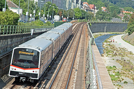 U4-Garnitur auf der Strecke zwischen den Stationen Hütteldorf und Ober St. Veit
