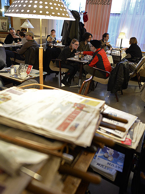 Zeitungen und Gäste im Cafe Prückel am Stubenring