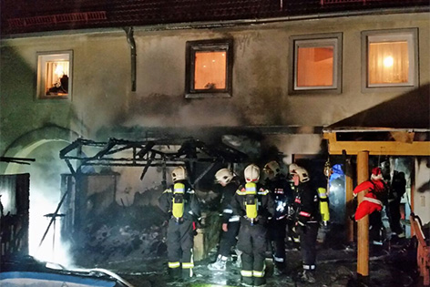 Brand einer Gartenhütte griff in Favoriten auf angrenzendes Wohnhaus über