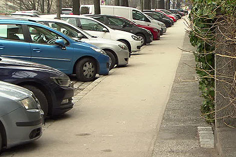 Parkende Autos und Gehsteig in der Hadikgasse in Penzing
