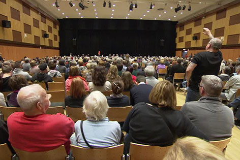 Teilnehmer einer Bürgerversammlung zur Unterbringung von Flüchtlingen in Liesing