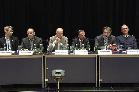 Teilnehmer am Podium einer Bürgerversammlung zur Unterbringung von Flüchtlingen in Liesing