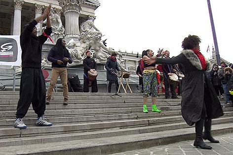 Tänzerinnen und Tänzer bei One Billion Rising vor dem Parlament