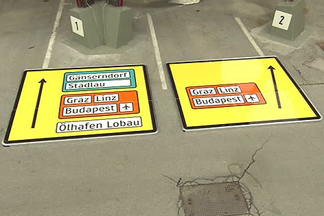 Schilder zum neuen Farbkonzept zu Baustelle Kaisermühlentunnel