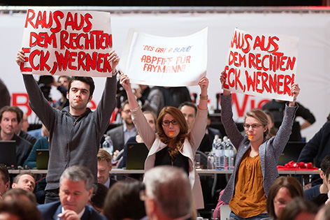 Proteste gegen Faymann bei Klubklausur