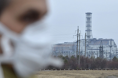 Besucher vor dem vierten Reaktorblock des Atomkraftwerkes Tschernobyl aufgenommen am Dienstag, 22. März 2011