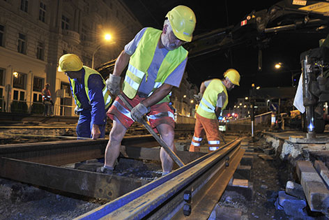 Bauarbeiter bei Gleisbaustelle der Wiener Linien