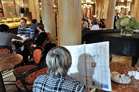 Zeitungsleser im Cafe Central