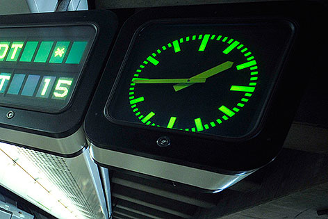 Uhr in U-Bahn-Station