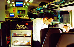 Mitarbeiter von "Henry am Zug" in einer ÖBB-Garnitur