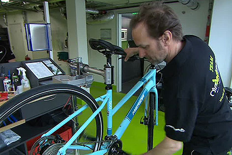 Fahrradmechaniker bei Reparatur