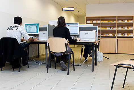Personen vor Computer in AMS