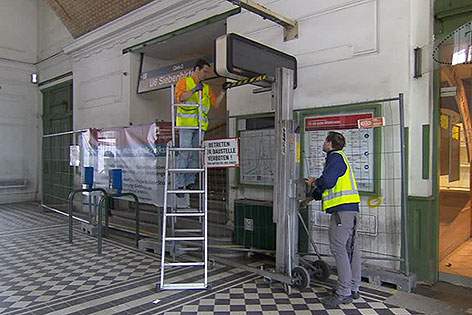Arbeiter bei Beginn der Sanierungsarbeiten in der U6-Station Währinger Straße