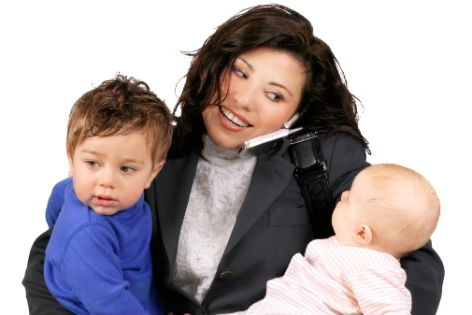 Frau mit Kindern auf dem Arm