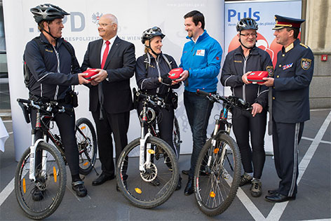 Defi-Übergabe an Fahrradstreifen der Wiener Polizei