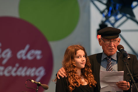 Fest der Freude: Zeitzeuge Daniel Chanoch mit seiner Enkeltochter 